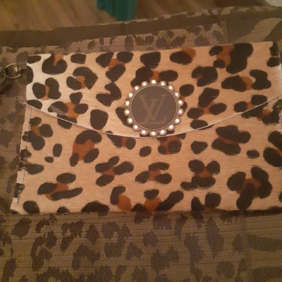 Brand new Wristlet never has been used - Picture 2 of 2